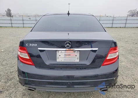 2010 Mercedes-Benz C 300 z USA, uszkodzony, nr VIN WDDGF5EB2AF438785